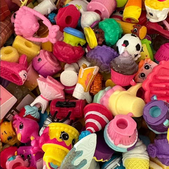 Shopkins Dolls and toys with accessories - Picture 1 of 7